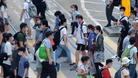Hongkong---22.-Juni-2020:-Zeitlupe-Einer-Menschenmenge,-Die-In-Hongkong-Medizinische-Gesichtsmasken-Trägt