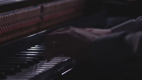 Hände-Und-Finger-Spielen-Offenes-Klavier