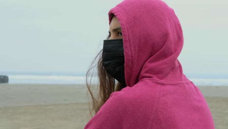 Mädchen-Am-Strand-Mit-Gesichtsmaske,-Rückansicht