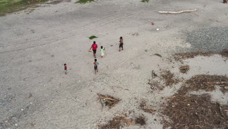 Luftaufnahme:-Einheimische-Mexikanische-Familie-Mit-Kleinen-Kindern,-Die-Am-Strand-Entlang-Spazieren