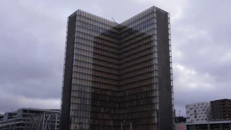 François-Mitterand-French-National-library-single-tower-tilt-up-wide-shotduring-overcast-day