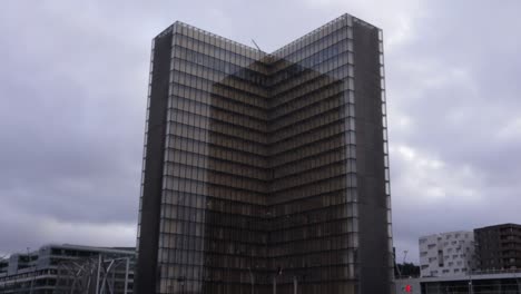 Der-Einzelne-Turm-Der-Französischen-Nationalbibliothek-François-Mitterand-Neigt-Sich-An-Einem-Bewölkten-Tag-Weit-Nach-Oben