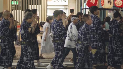 Desfile-Nocturno-Tradicional-De-Hiyori-Kagura-En-Las-Calles-De-Kyoto,-Japón-Durante-El-Festival-Yoiyama-En-El-Festival-Gion-Matsuri---Plano-Medio