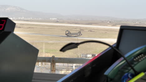 Helicóptero-Chinook-En-La-Rampa-Del-Aeropuerto-Visto-Desde-La-Torre-De-Mando-Del-Aeropuerto