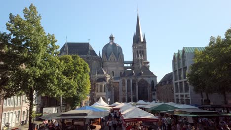 Wine-festival-with-market-stands-and-the-Aachener-Dom,-located-on-the-Katschhof-square-in-the-german-city-of-Aachen