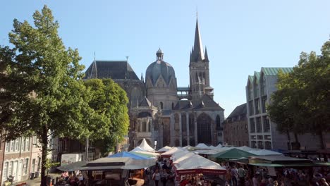 Weinfest-Mit-Marktständen-Und-Dem-Aachener-Dom-Auf-Dem-Katschhof-In-Der-Deutschen-Stadt-Aachen