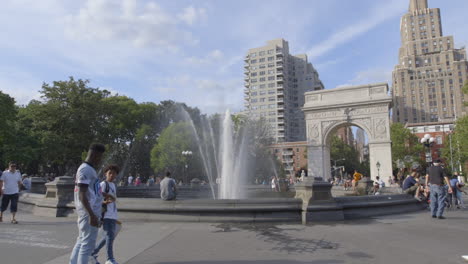 Menschen,-Die-Um-Den-Brunnen-Im-Washington-Square-Park-In-New-York-City-Herumlaufen