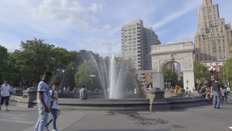 Gente-Caminando-Alrededor-De-La-Fuente-En-Washington-Square-Park-En-La-Ciudad-De-Nueva-York