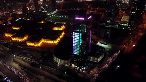 Kuwait-Flagge-Auf-Dem-Ooredoo-Turm-In-Der-Nacht-In-Der-Stadt-Kuwait