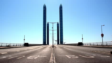 Puente-Jacques-Chaban-delmas-En-Burdeos,-Francia,-Con-Un-Solo-Automóvil-Durante-La-Pandemia-De-Covid-19,-Tiro-Central-Bloqueado