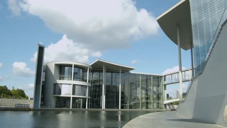 Regierungsviertel-Berlin-Mit-Reichstagsgebäude-Und-Spreepromenade