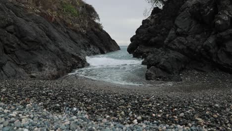 Welle-Spült-Einen-Kleinen-Meereskanal-Zwischen-Zwei-Felsformationen-In-Tobago,-Westindische-Inseln