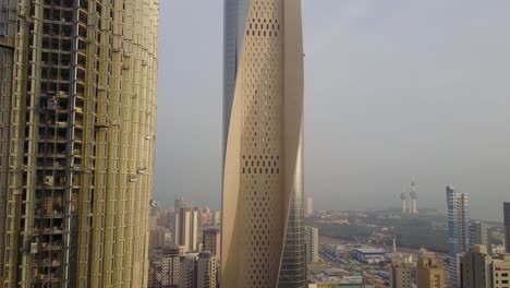 Toma-Ascendente-De-La-Torre-Al-Hamra,-Escalando-El-Edificio-Más-Alto-De-La-Ciudad-De-Kuwait