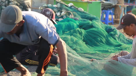 Fischer-Reparieren-Netze,-Um-Sich-Auf-Das-Fischen-Im-Meer-Vorzubereiten
