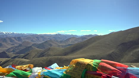 Viewpoint-on-the-Gaura-Pass,-people,-tourists-taking-photos-of-the-Mount-Everest,-and-the-Himalayan-mountain-range