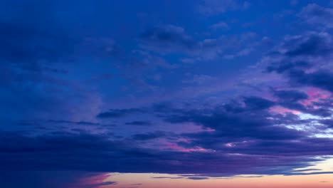 Rosafarbene-Wolken-Des-Sonnenuntergangs-über-Dem-Himmel