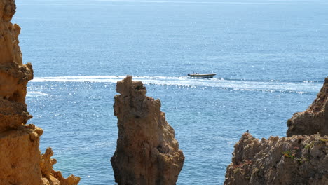 Touristische-Motorboote-Segeln-Im-Atlantischen-Ozean-An-Der-Ponte-De-Piedade,-Portugal,-Lagos,-Algarve-Region