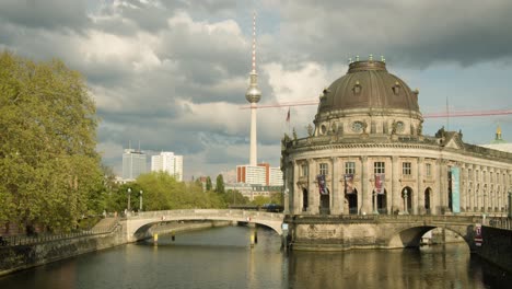 Wunderschönes-Ensemble-Aus-Historischem-Bode-Museum-Und-Berliner-Fernsehturm