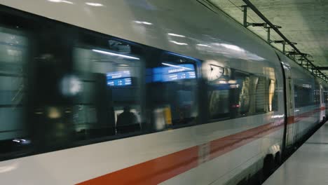 Deutscher-Intercity-Express-Durchgangsbahnsteig-Im-Modernen-Bahnhof