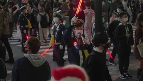 Shibuya-Halloween---Policías-Con-Mascarilla-Controlando-A-La-Multitud-Con-Bastón-Y-Megáfono-En-La-Noche-De-Halloween-En-El-Cruce-De-Shibuya-En-Tokio,-Japón