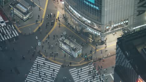 Vista-De-ángulo-Alto-De-Peatones-Caminando-En-El-Cruce-De-Shibuya-Por-La-Noche-En-Medio-De-La-Pandemia-De-Coronavirus-En-Tokio,-Japón