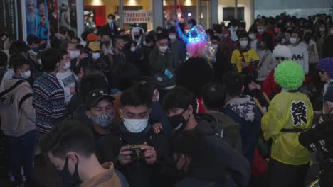 Menschenmenge-In-Masken-Und-Kostümen-Genießt-Die-Veranstaltung-Vor-Dem-Shibuya-Bahnhof-In-Der-Halloween-Nacht-2020-Inmitten-Der-Coronavirus-Pandemie-–-Mittlere-Aufnahme