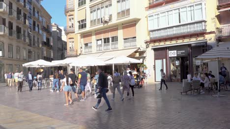 Turistas-Con-Mascarilla-Caminando,-Calle-Marques-De-Larios,-Malaga