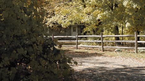 Wunderschöne-Enthüllung-Eines-Steinernen-Bauernhauses-Während-Der-Herbstsaison-Mit-Sich-Verfärbenden-Baumblättern-In-Gatineau,-Quebec