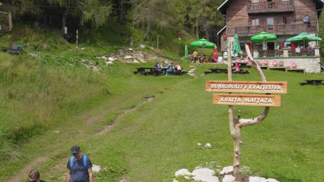 Wanderer-Gehen-Von-Der-Berghütte-Dom-Na-Peci-Am-Koroska,-Berg,-Spazieren