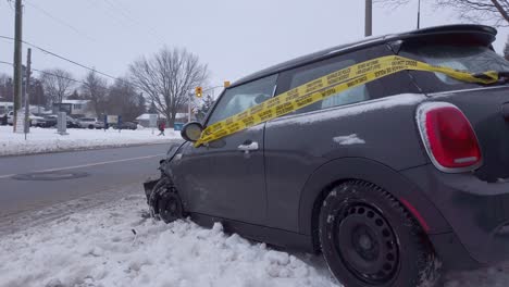 Kleines-Fahrzeug-Am-Straßenrand-Und-Nach-Einem-Winterunfall-Mit-Absperrband-Umwickelt