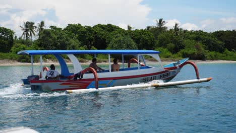 Mittlere-Zeitlupenaufnahme,-Tourist-In-Einem-Blauen-Pumpenboot,-Malerischer-Blick-Auf-Die-Insel-Lombok-In-Indonesien