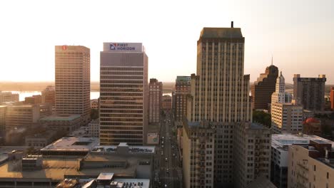 Fliegen-Um-Die-Skyline-Der-Innenstadt-Von-Memphis-Bei-Sonnenuntergang-4k