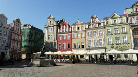 Bunte-Gebäude-Auf-Einem-Hauptplatz-Der-Stadt-Posen