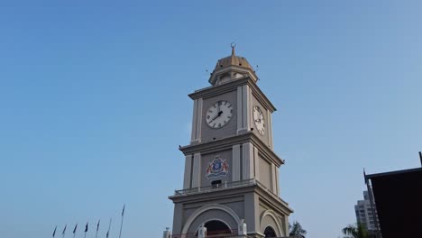 Toma-En-órbita-De-Johor-Bahru,-Cara-De-La-Torre-Del-Reloj-De-Malasia-En-La-Mañana-Soleada