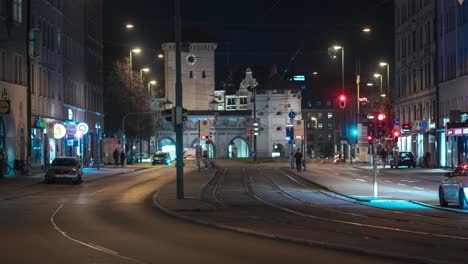 Zeitraffer-Einer-Belebten-Straße-In-München-Bei-Nacht