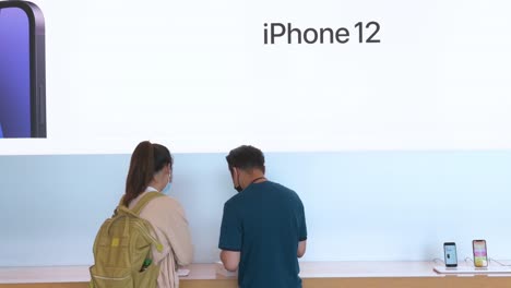 Ein-Kunde-Wird-Von-Einem-Apple-mitarbeiter-Unterstützt,-Da-Die-Amerikanische-Technologiemarke-Ihre-Neuen-Smartphones-Iphone-12-Und-Iphone-12-Pro-In-Hongkong-Auf-Den-Markt-Gebracht-Hat