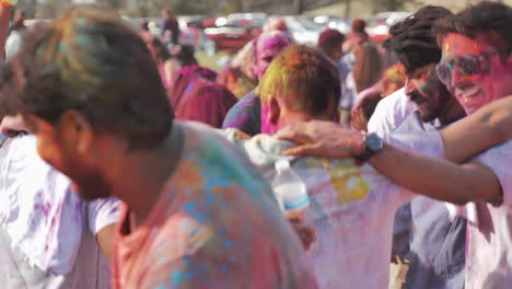 Gruppe-Von-Freunden,-Die-Gemeinsam-Beim-Holi-Festival-Tanzen