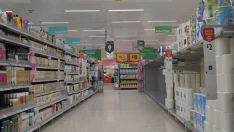 Cámara-Lenta-Interior-Vacío-Reino-Unido-Supermercado-Dolly-Izquierda-Pasando-Estantes-Vacíos