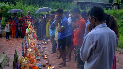 ganpati-visarjan-villagers-praying-to-god