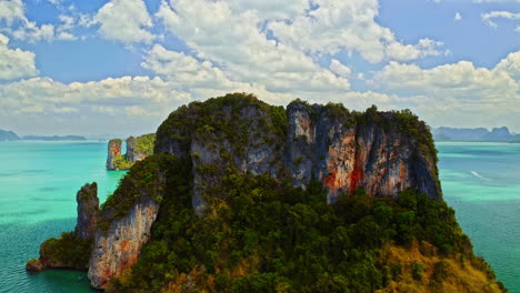 Schwer-Bewachsene-Felsformation-Auf-Einer-Insel-Im-Meer,-Luftaufnahme