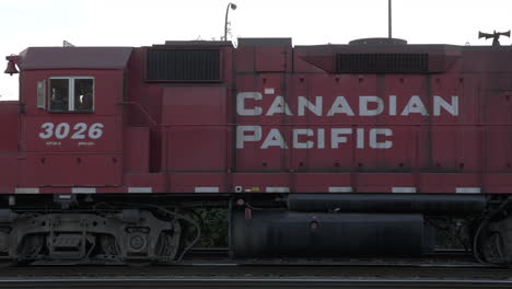 Kanadischer-Pazifik-Güterzug,-Der-Langsam-Auf-Der-Eisenbahn-In-Kanada-Fährt---Statische-Aufnahme