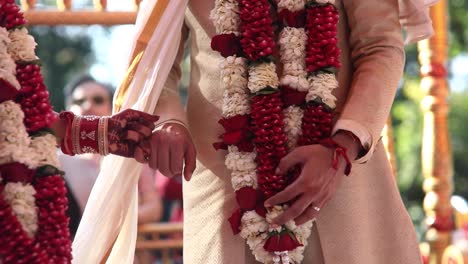 Süßes-Indisches-Frisch-Verheiratetes-Hinduistisches-Lovebird-Paar,-Das-Nach-Der-Religiösen-Hochzeitszeremonie-Händchen-Hält