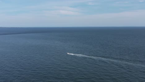 Aerial-chase-of-speedboat-in-the-Long-Island-Sound