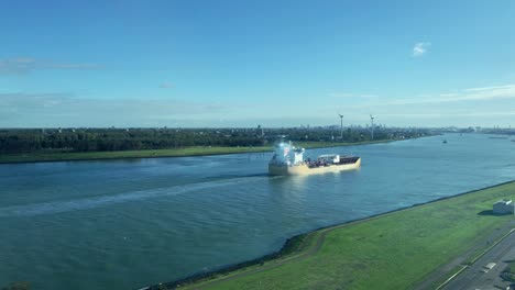 Ein-Gelber-Tanker-Fährt-über-Die-Neue-Wasserstraße-In-Den-Hafen-Von-Rotterdam-Ein