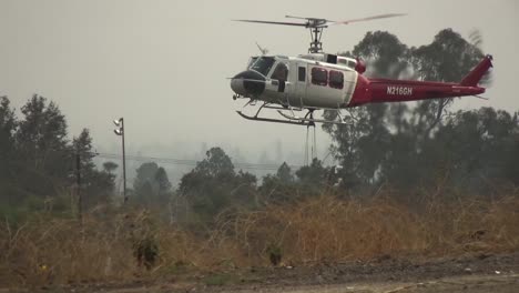 Helicóptero-Ayudando-A-Combatir-Un-Gran-Incendio-Forestal