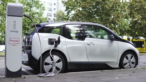 Vehículo-Eléctrico-Bmw-I3-En-La-Estación-De-Carga-De-Innogy-En-Las-Calles