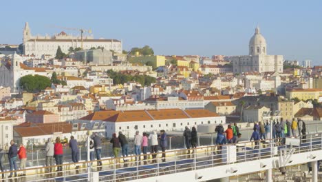 Ein-Blick-Auf-Eine-Stadt-In-Der-Nähe-Des-Hafens-Von-Valencia-Von-Einem-Kreuzfahrtschiff-Mit-Touristen,-Spanien