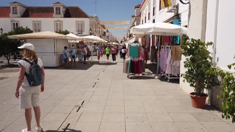 Tourists-Wearing-Masks---Travelling-in-Times-of-Covid-19