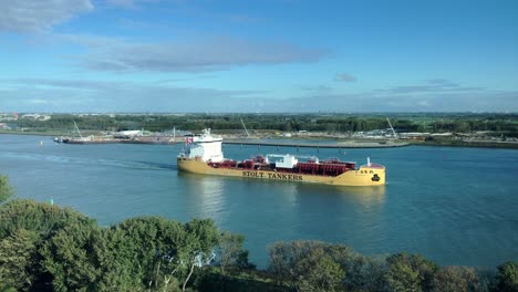 A-yellow-tanker-arrives-in-Rotterdam