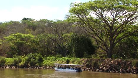 Flussboot-Mit-Touristen-Auf-Der-Tarcoles-Flusssafari-In-Costa-Rica